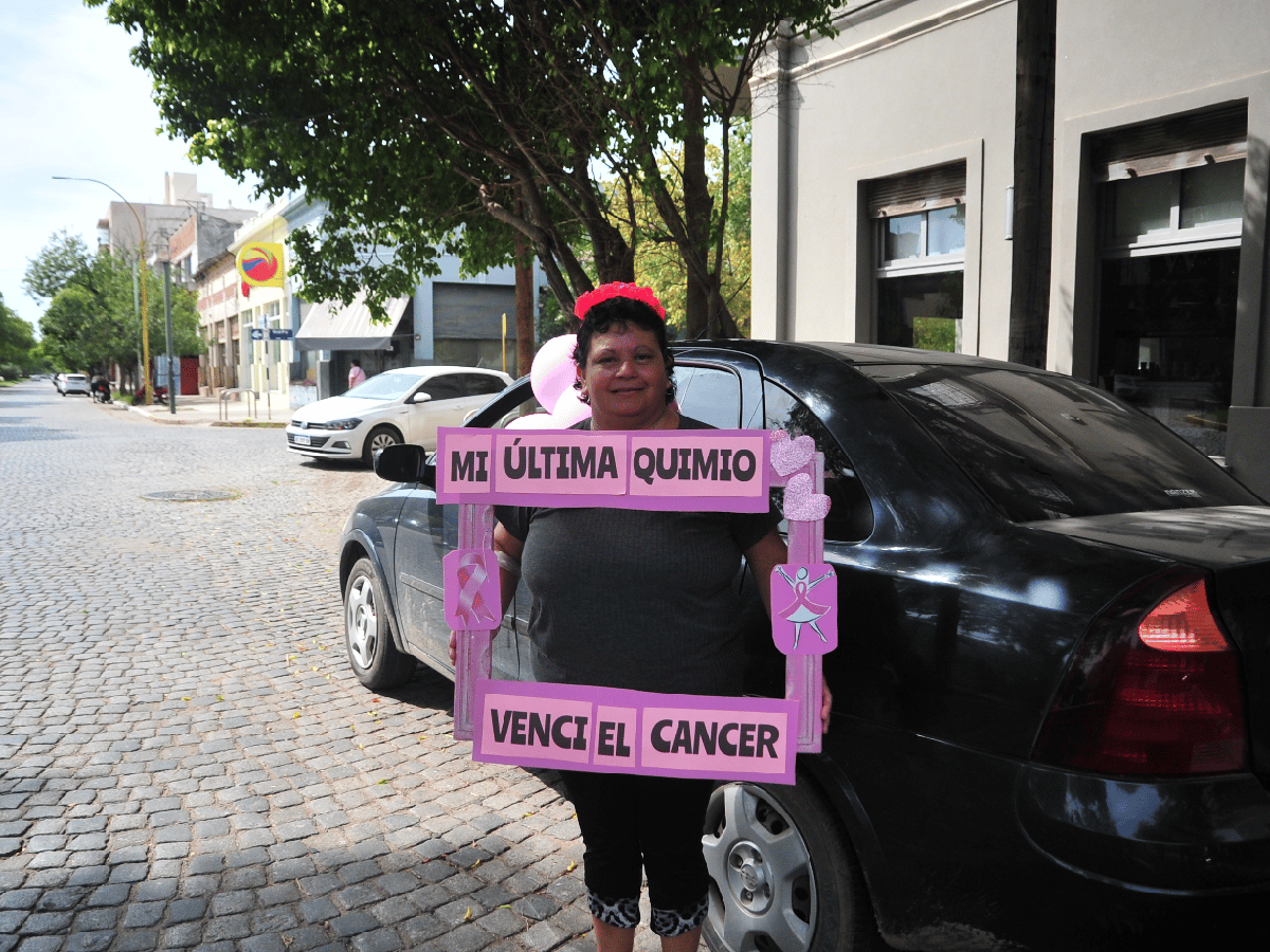 Venció al cáncer de mama y salió  celebrar un nuevo comienzo en su vida 