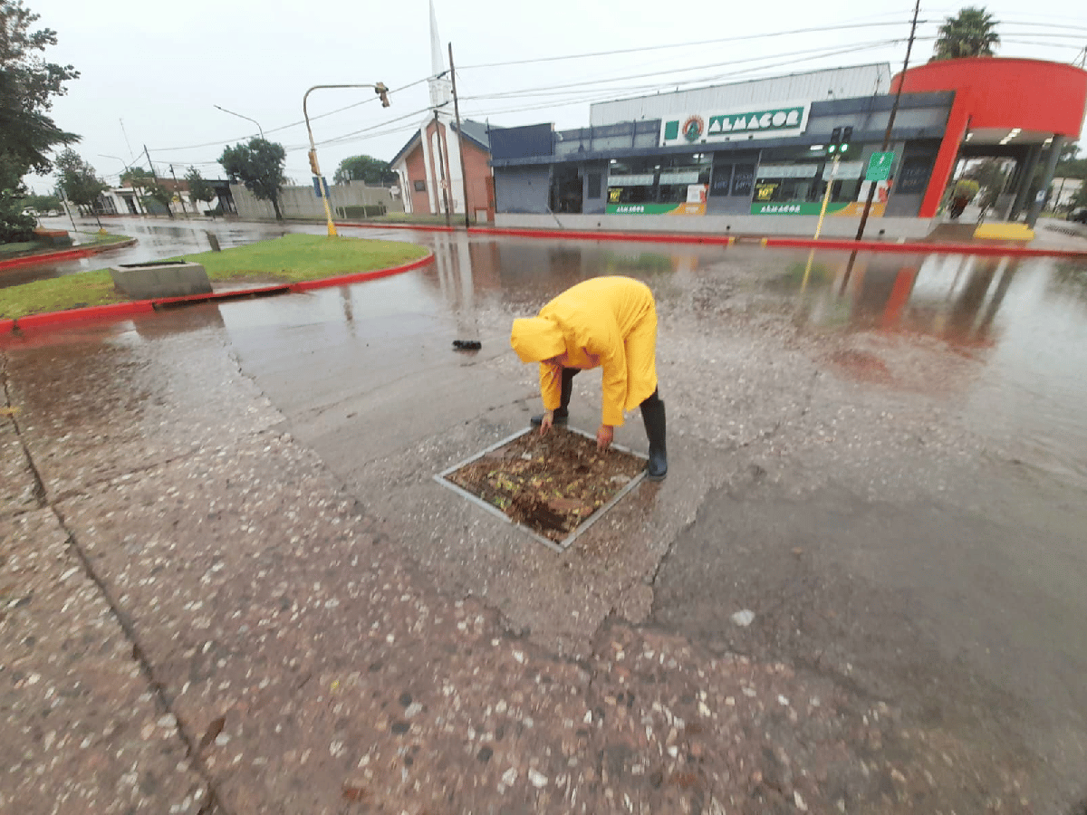 Lluvias en Arroyito: guardias activas y limpieza de desagües en sectores críticos  
