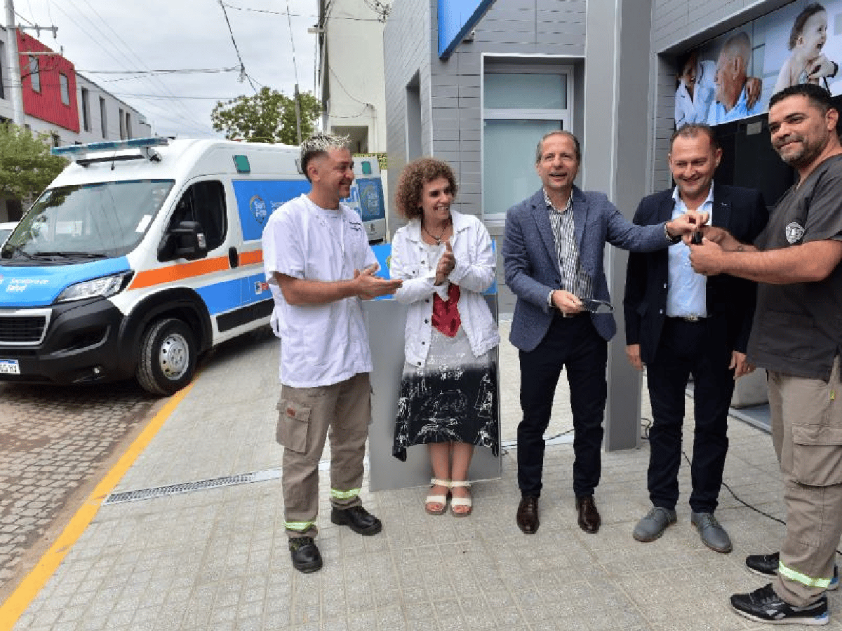 Inauguran nueva fachada de la Asistencia y entregan ambulancia