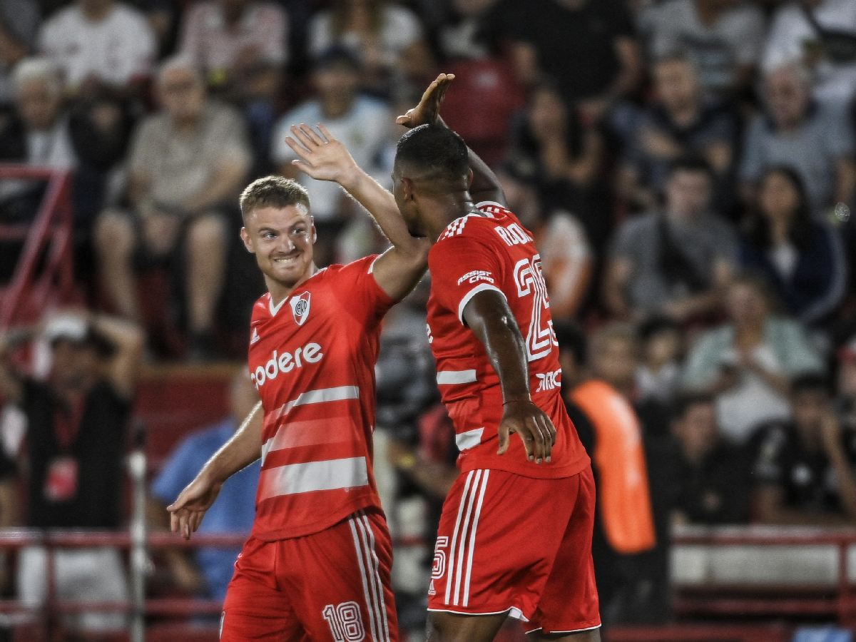 River goleó a Huracán y se afianza en la cima