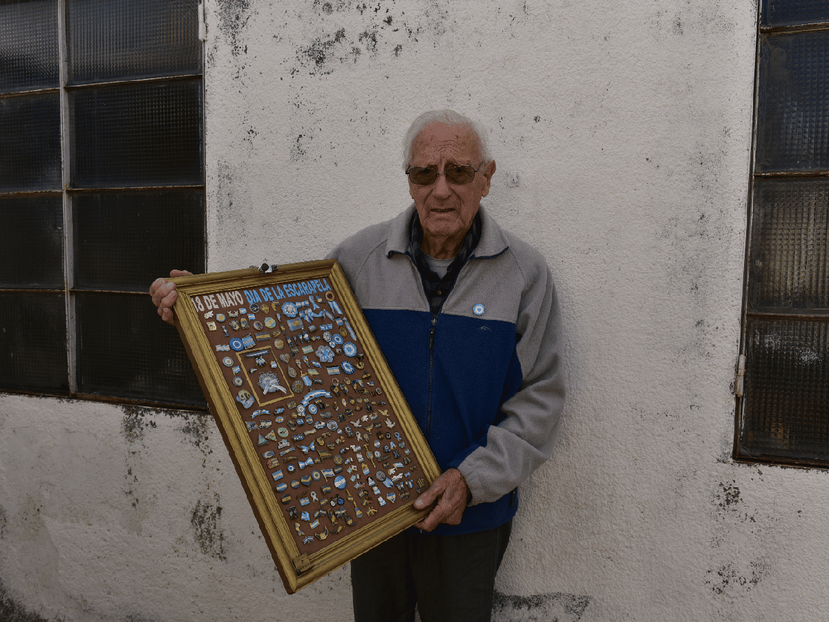 Alberto Colombara, coleccionista de escarapelas 