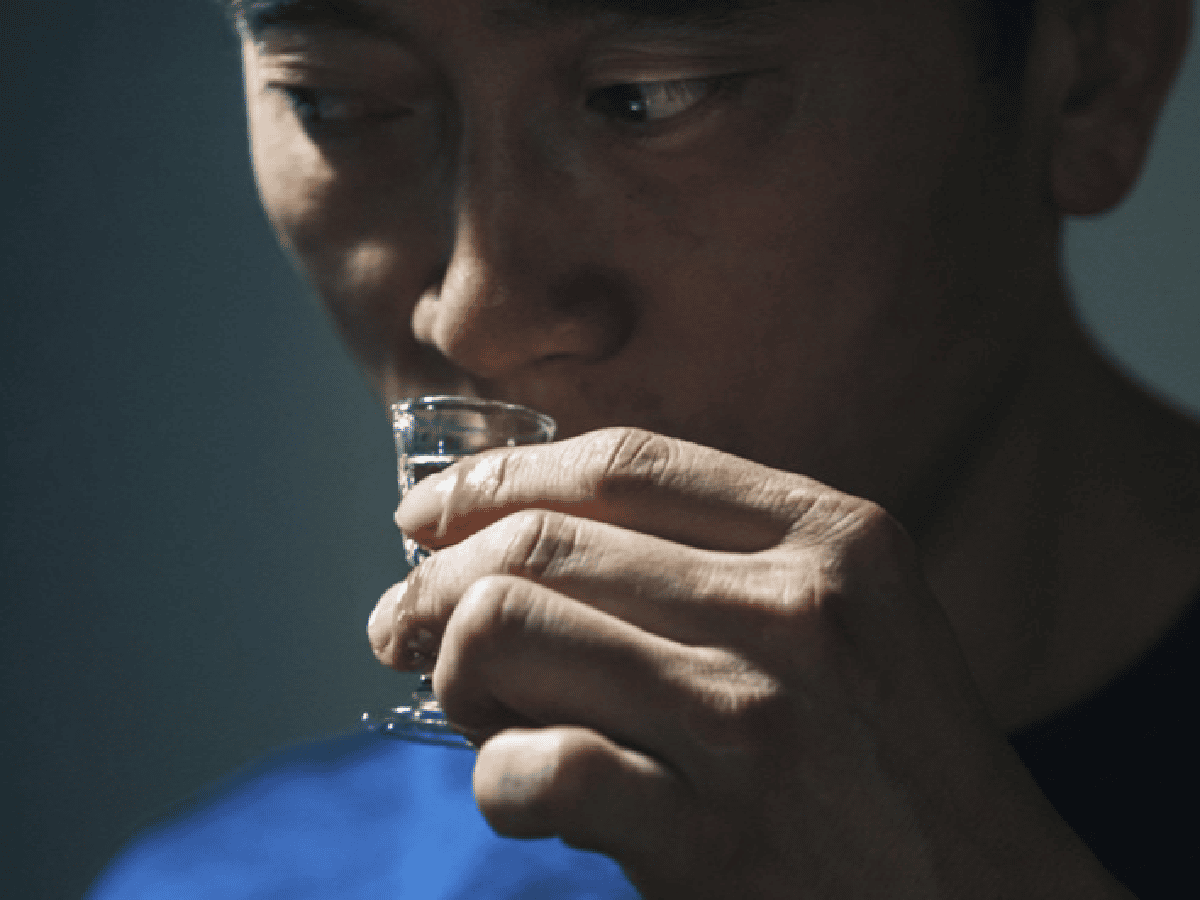 China: se realizó la primera implantación quirúrgica de un chip para inhibir la adicción al alcohol
