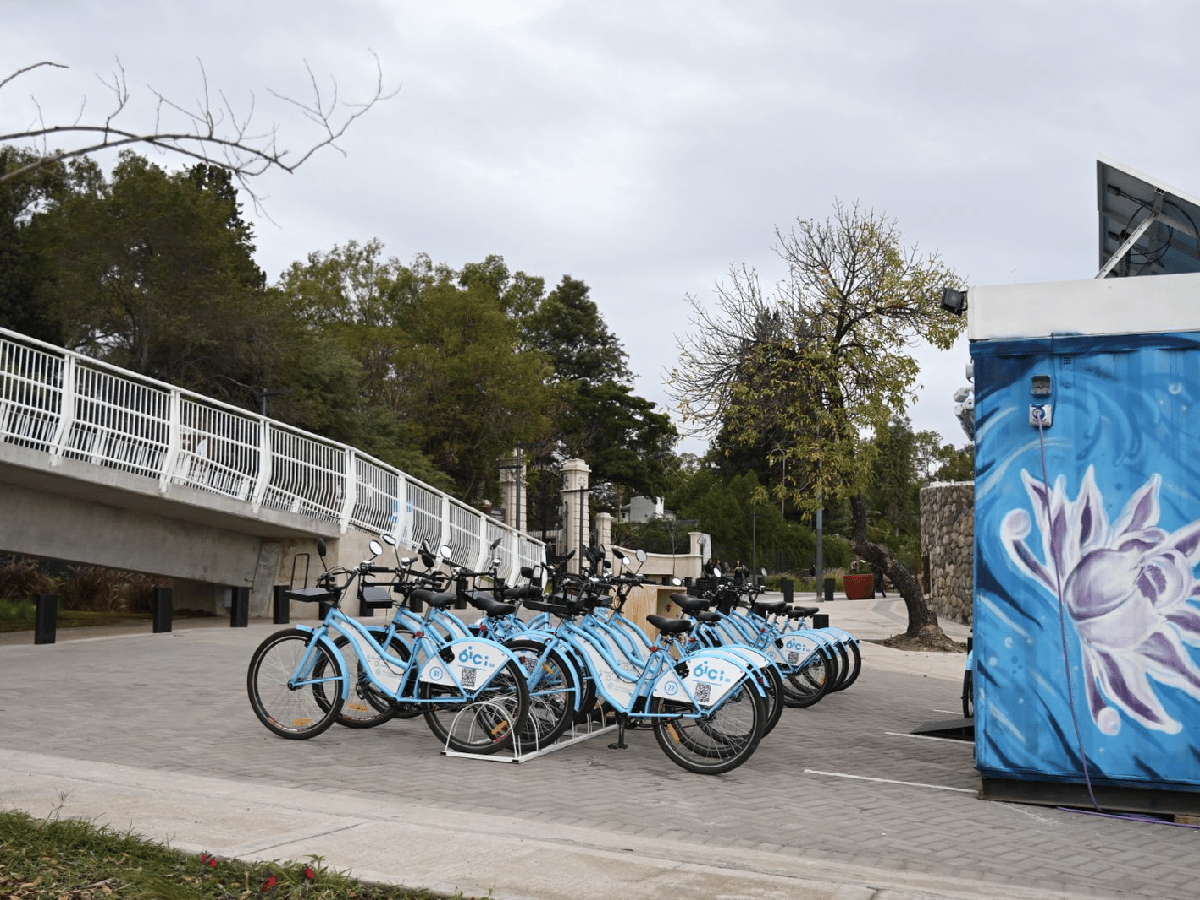 ciudad de Córdoba: conectada a la nueva ciclovía elevada, se puso en marcha la cuarta estación del sistema de bicicletas públicas
