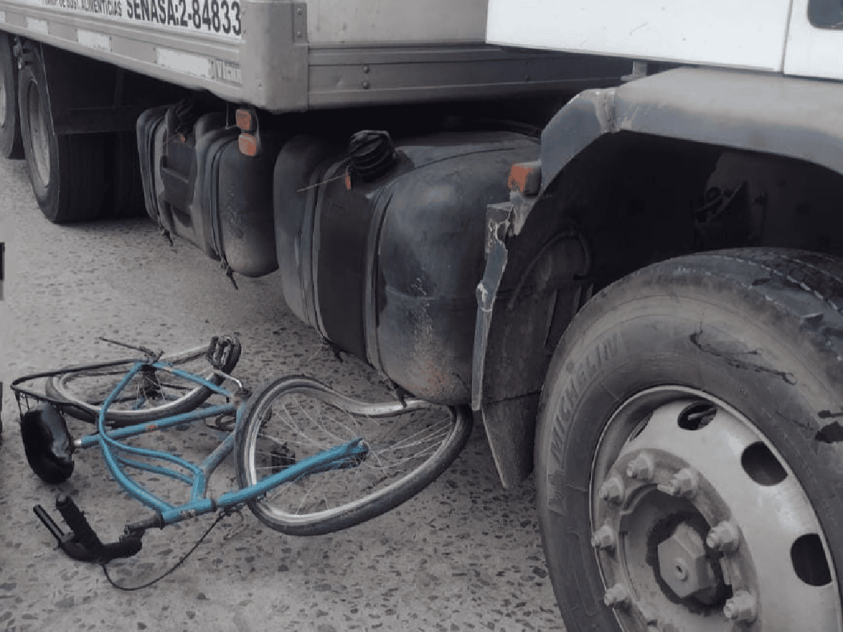 Una mujer de 69 años resulto lesionada por un choque entre una bicicleta y un camión 