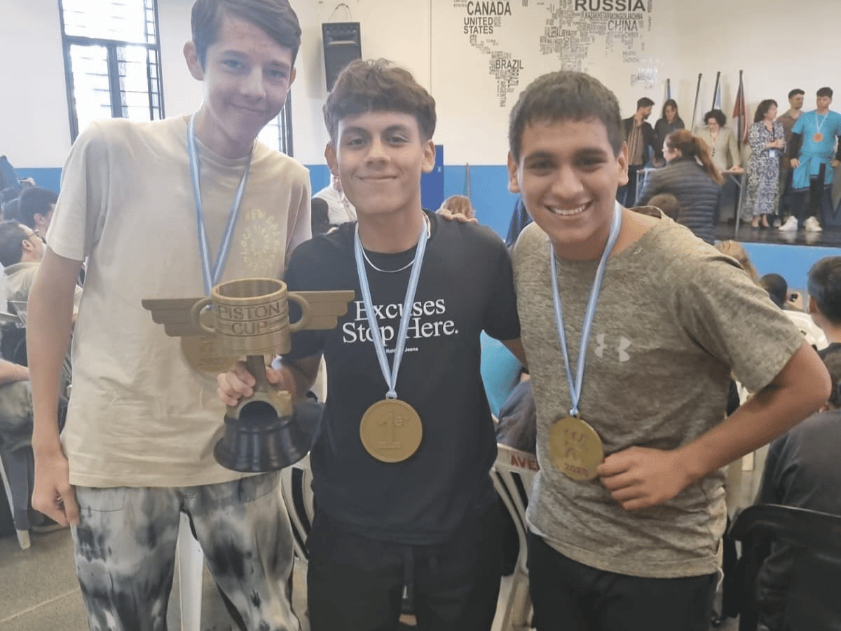 Estudiantes de quinto año de la Proa Técnica, campeones en torneo de Robótica en Córdoba 