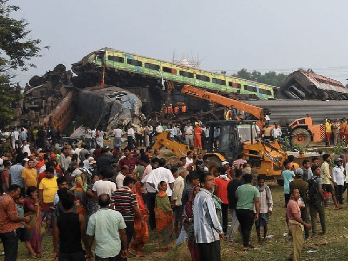 Tragedia en India: más de 280 muertos y casi 900 heridos por un choque de trenes