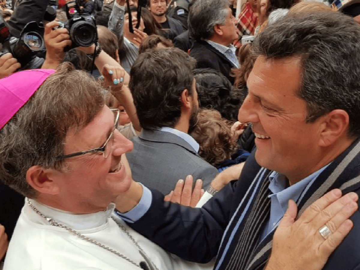 El reproche del arzobispo García Cuerva a Sergio Massa por publicar una foto juntos