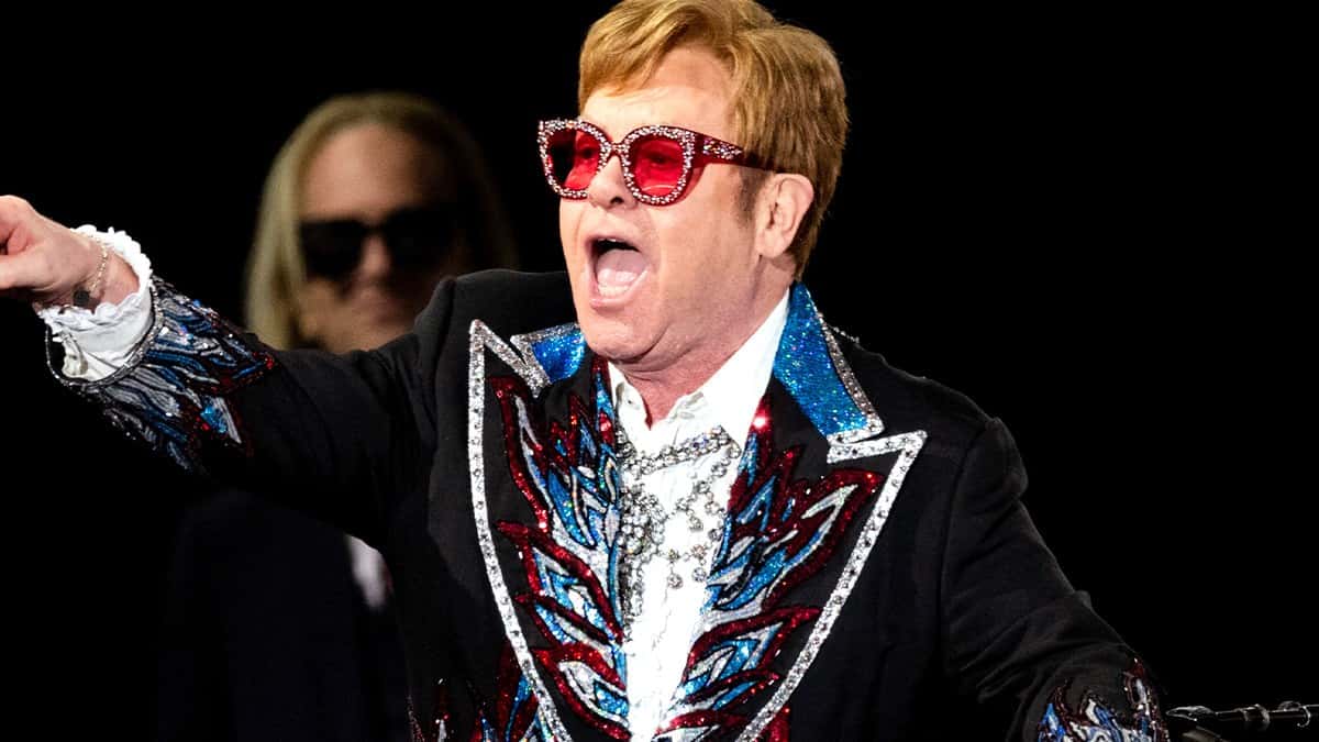 Internaron a Elton John tras haber sufrido un accidente doméstico