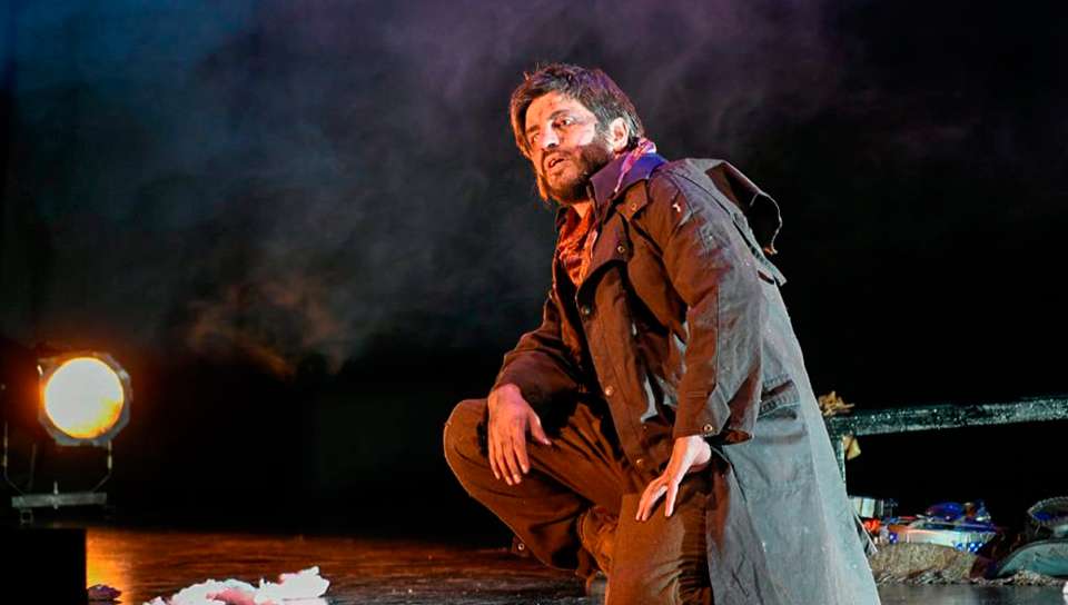 Actores interpretando una obra