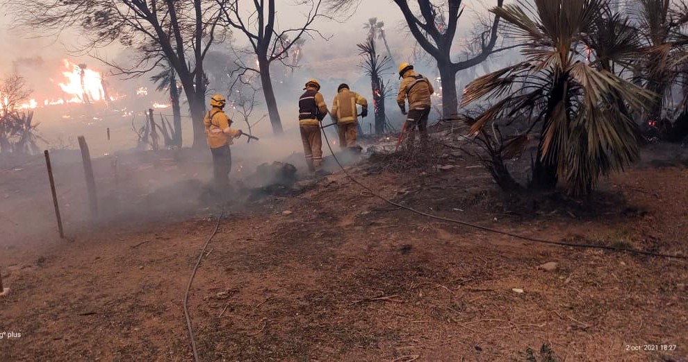 Córdoba: Bomberos luchan contra un incendio en Potrero de Garay