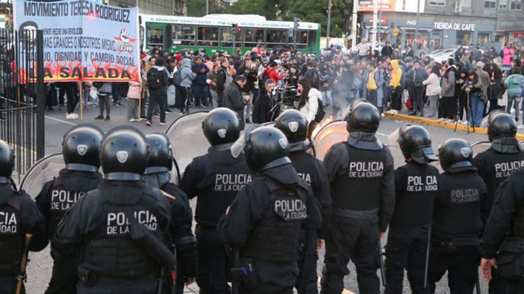 Un muerto tras la represión de la Policía de la Ciudad en el Obelisco