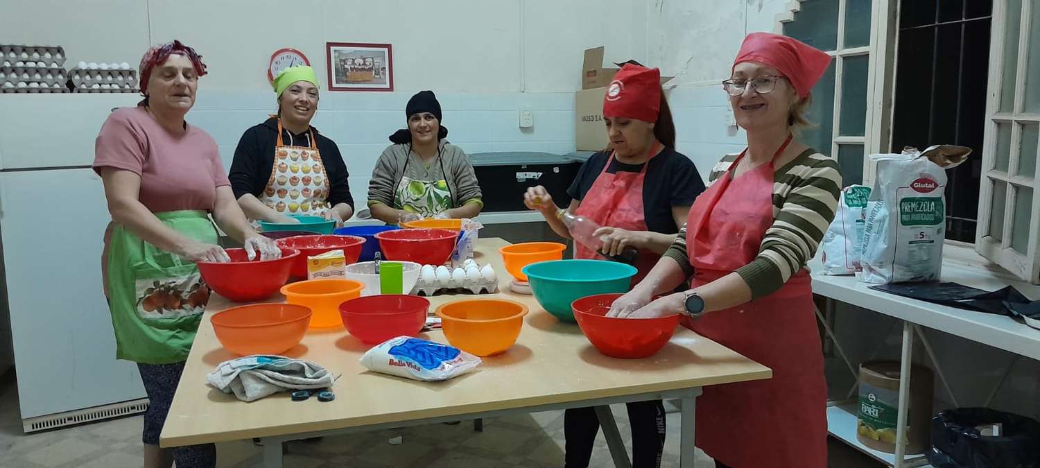 En los talleres se aprende a cocinar sin Tacc y todos se contienen. Mónica Acosta y Adriana Rabezzana (a la derecha) junto a otros integrantes de la Asociación.