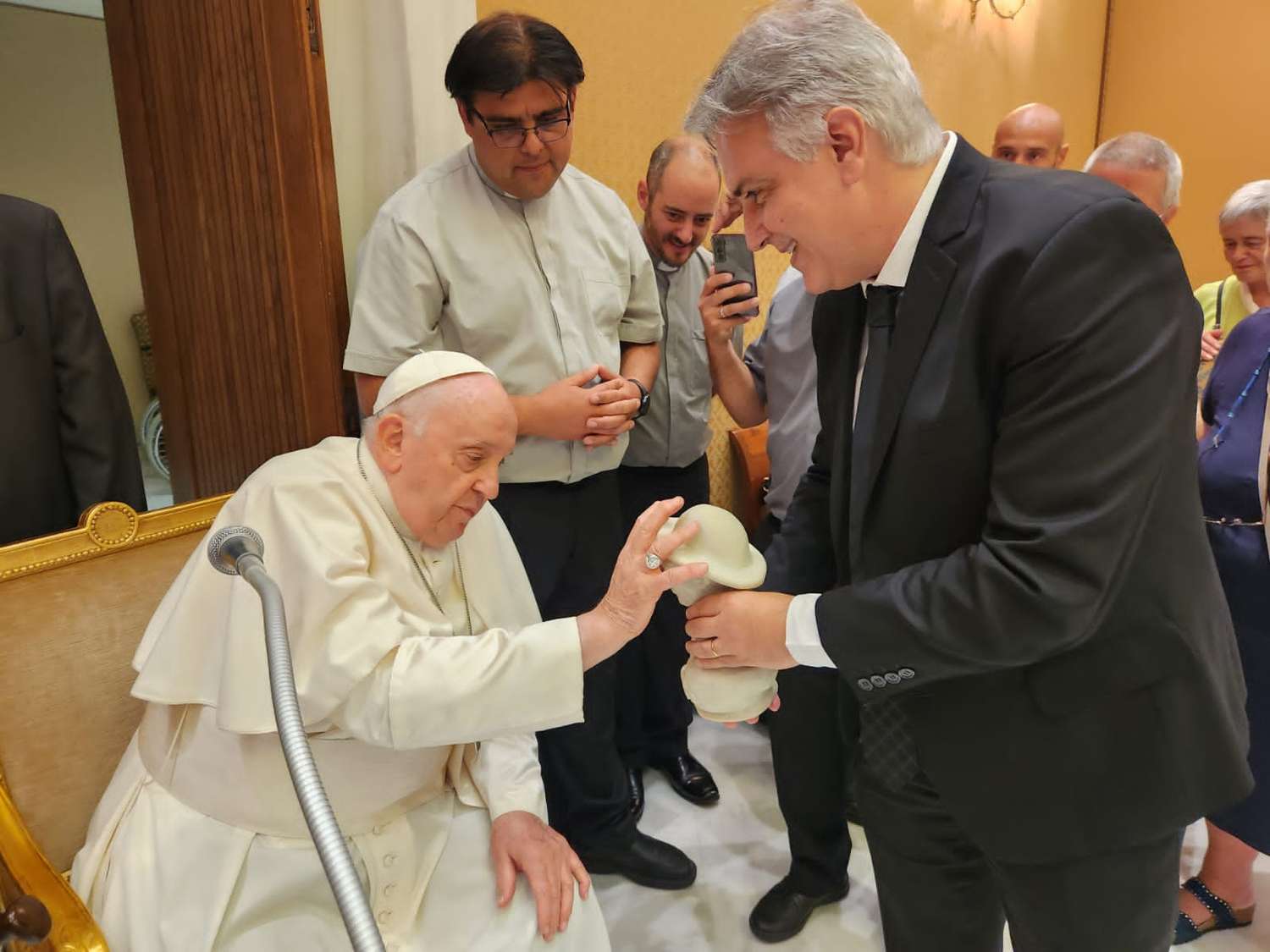 En el Vaticano, Llaryora invitó al Papa Francisco a visitar Córdoba