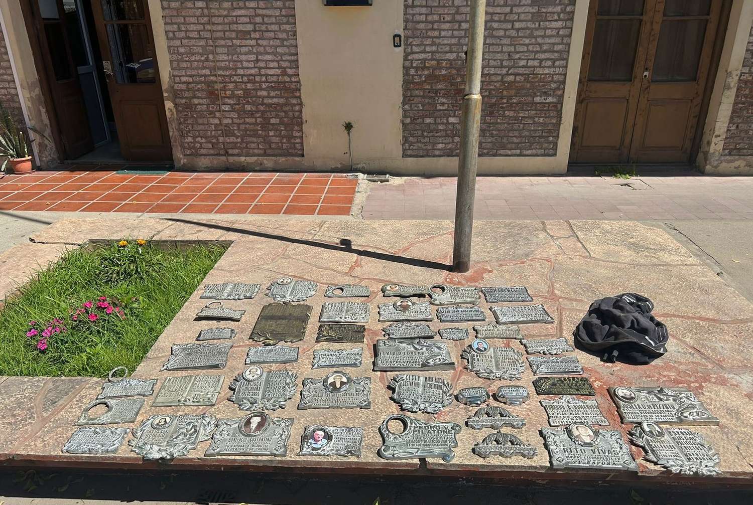 San Francisco: robó más de 40 placas del cementerio, lo descubrieron y huyó