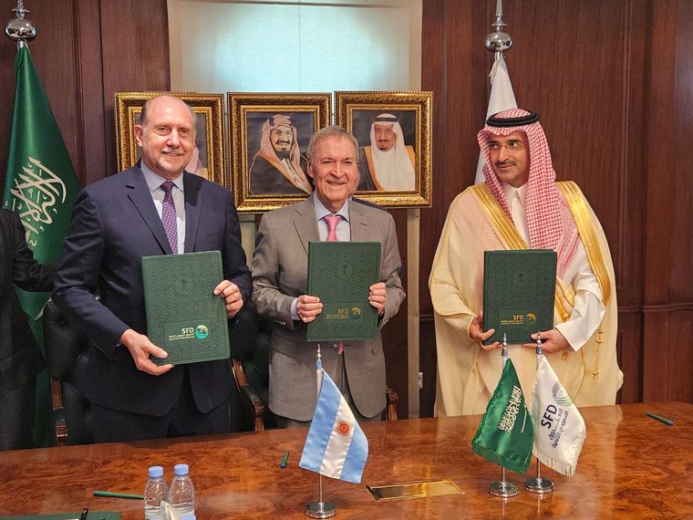 Córdoba y Santa Fe firmaron el contrato de préstamo para dos nuevos bloques