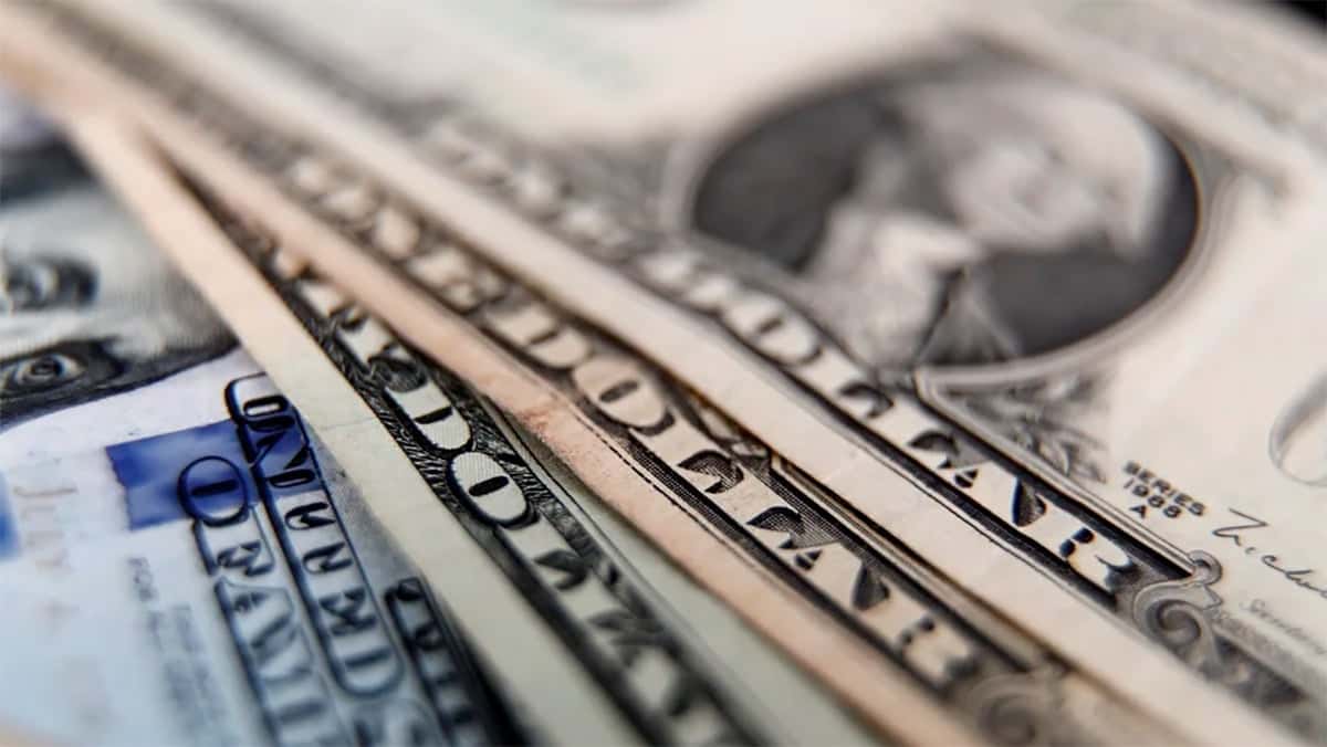 El dólar "blue" sigue bajando y perforó el piso de los $900