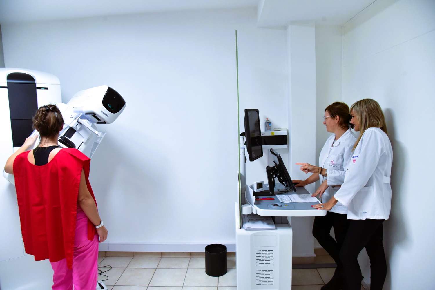 Un equipo de profesionales capacitados realiza mamografías 3D con la nueva tecnología