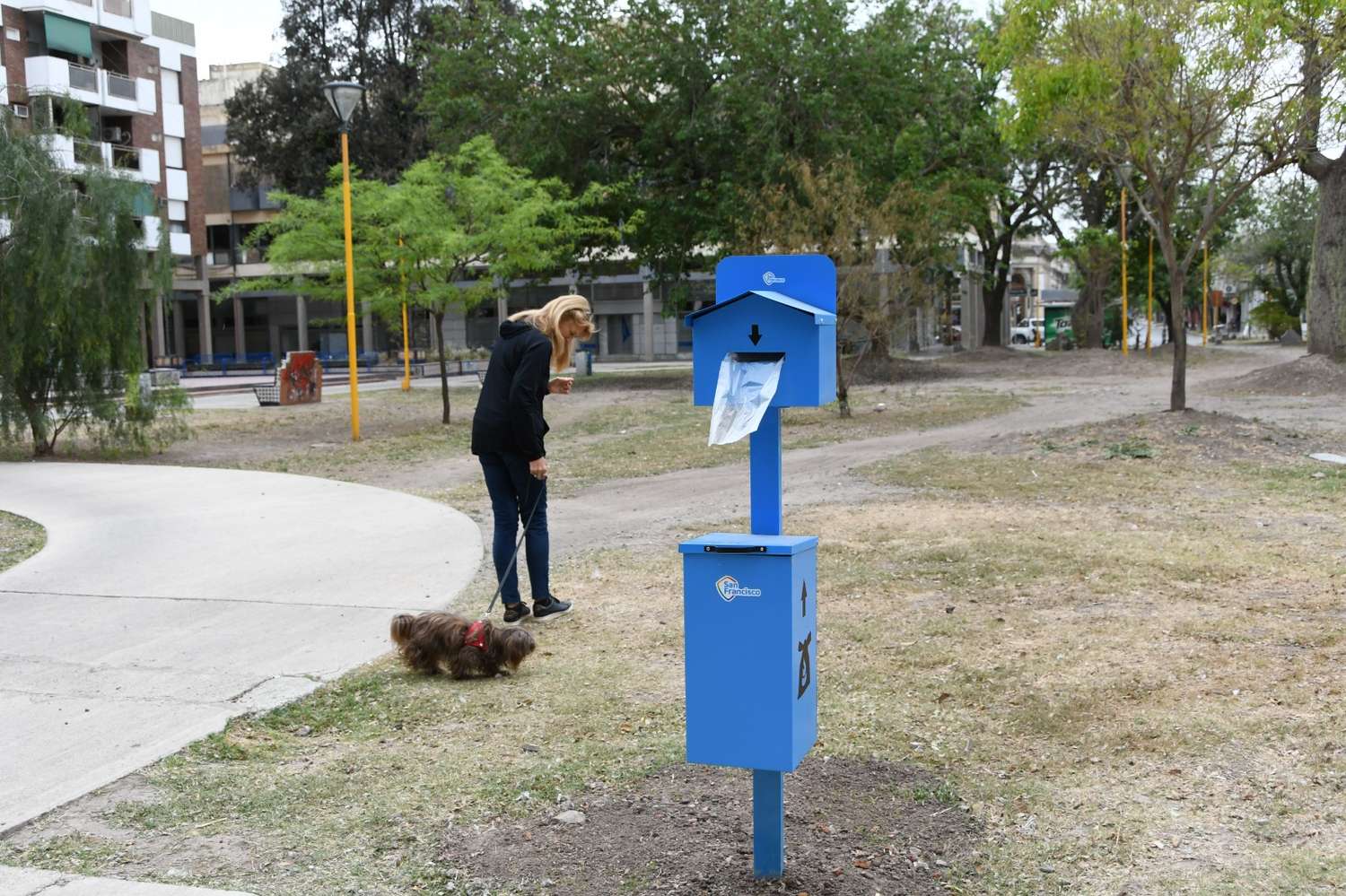 En las plazas de la ciudad ya hay dispensers de bolsitas para el excremento de las mascotas