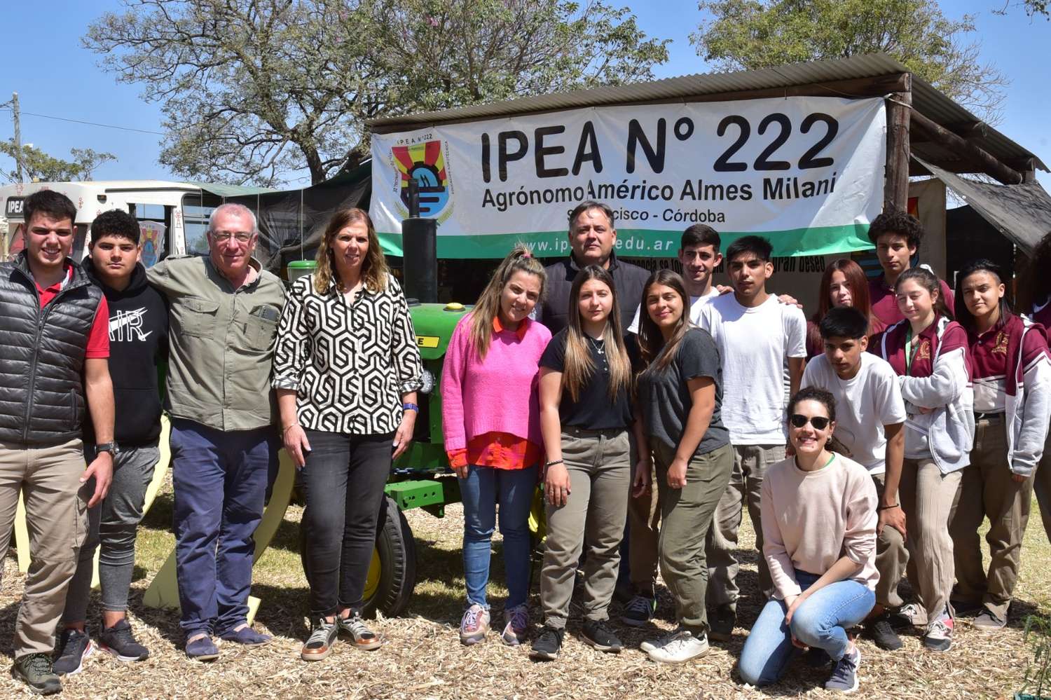 Un tractor recuperado por los alumnos, la atracción en el stand del Ipea 222