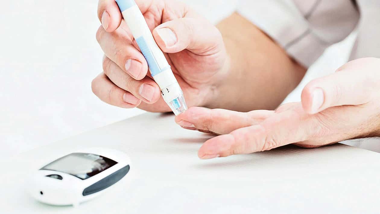 La diabetes se puede tratar y sus complicaciones se pueden evitar o retrasar con exámenes y tratamientos regulares.