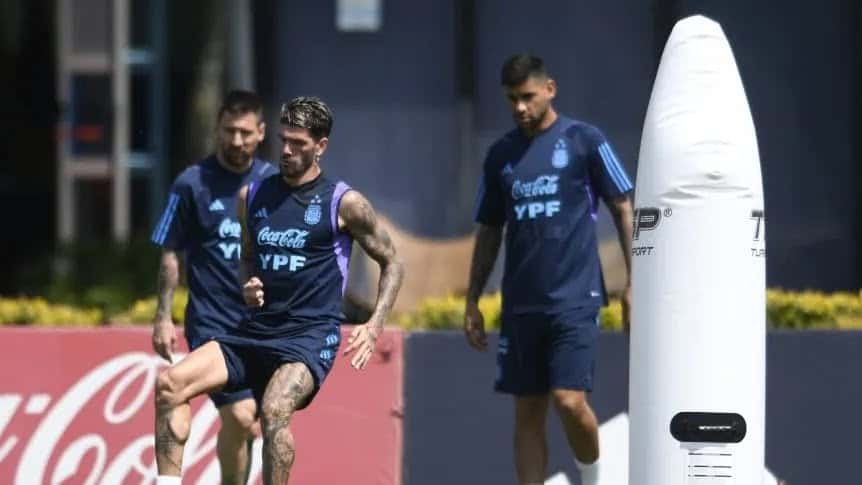 De Paul, Messi y Romero entrenando bajo las órdenes de Scaloni.