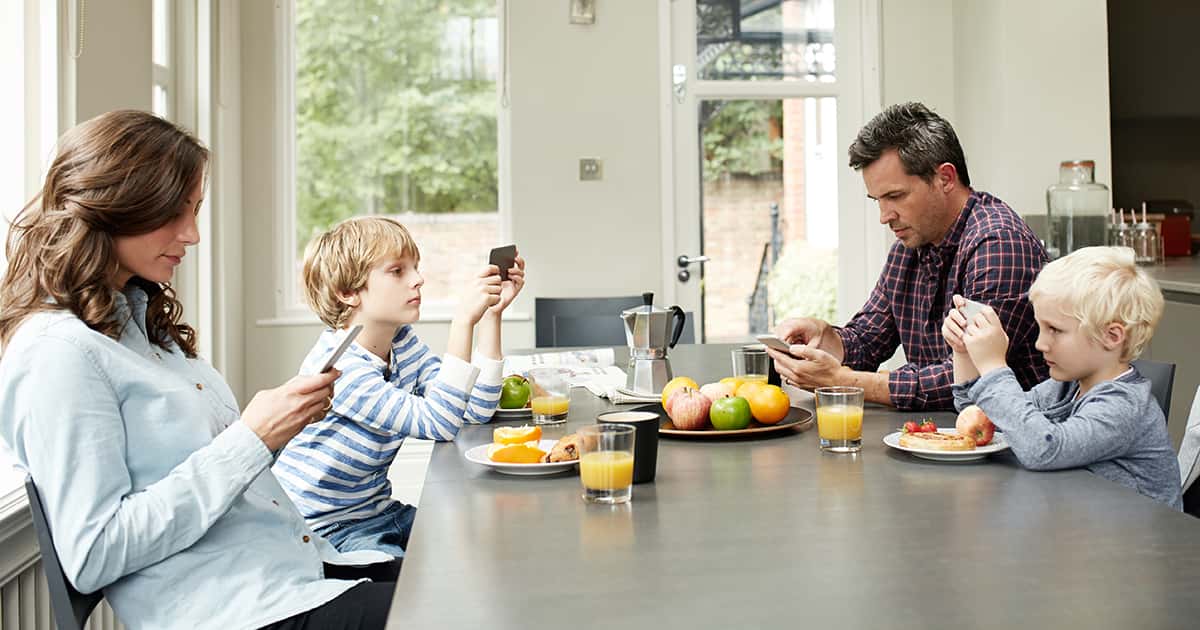 El celular en la mesa, un mal hábito que trae consecuencias en la salud