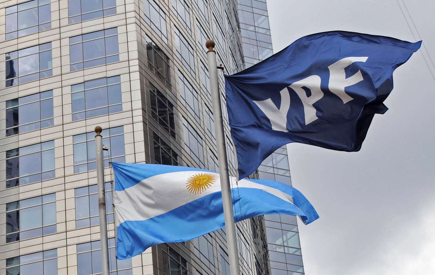 Milei ratificó que pretende privatizar YPF pero aclaró que “primero hay que recomponerla”