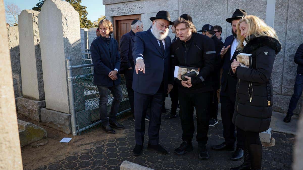 Milei llegó a Estados Unidos y visitó la tumba de un rabino en Nueva York