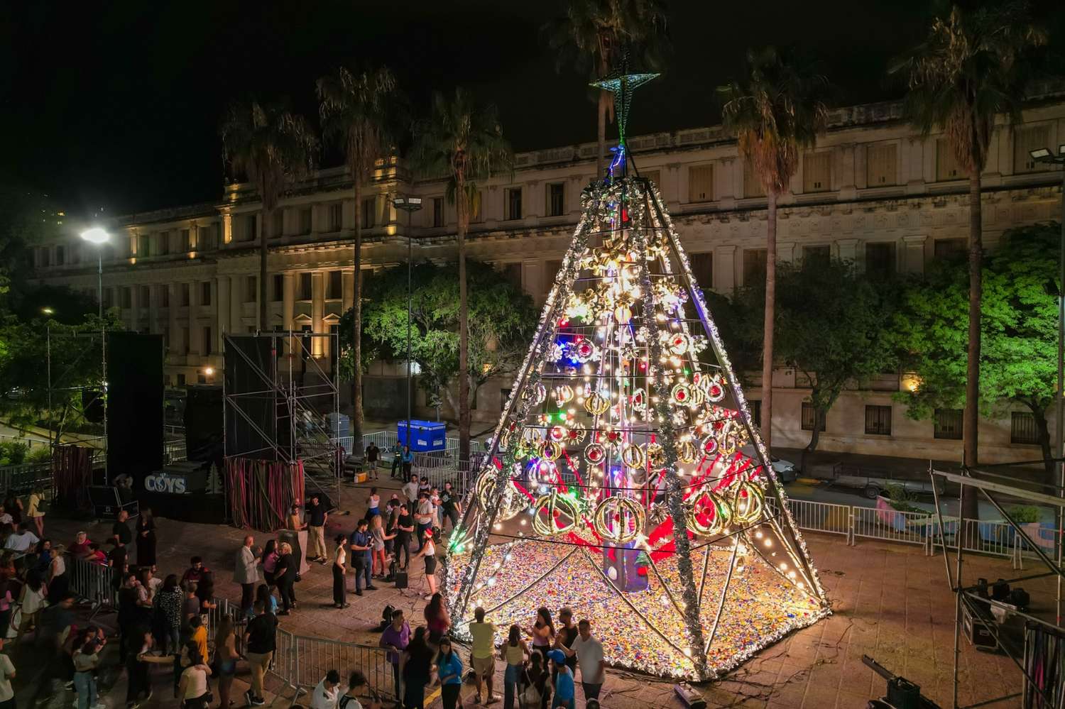 Con una altura de 14 metros, el árbol se destaca por su estrella tridimensional de tres metros de altura, elaborada con latas brillantes.