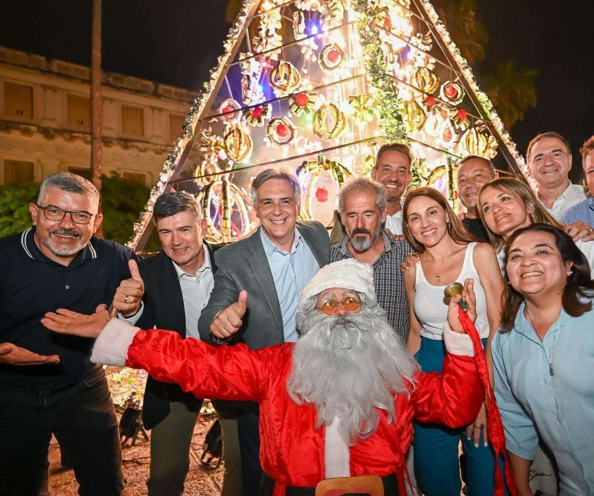 El intendente de Córdoba Martín Llaryora estuvo en el encendido del árbol de Navidad