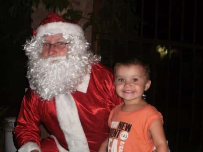 Guillermo, el vecino de barrio Bouchard detrás de la barba blanca y el traje rojo de Papá Noel que alegra a niños de su familia hace 13 años en Navidad