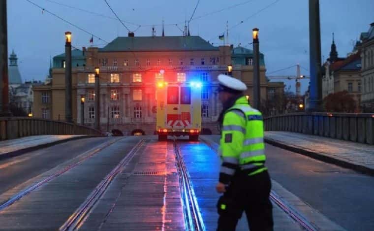 Al menos 15 muertos en un tiroteo en Praga