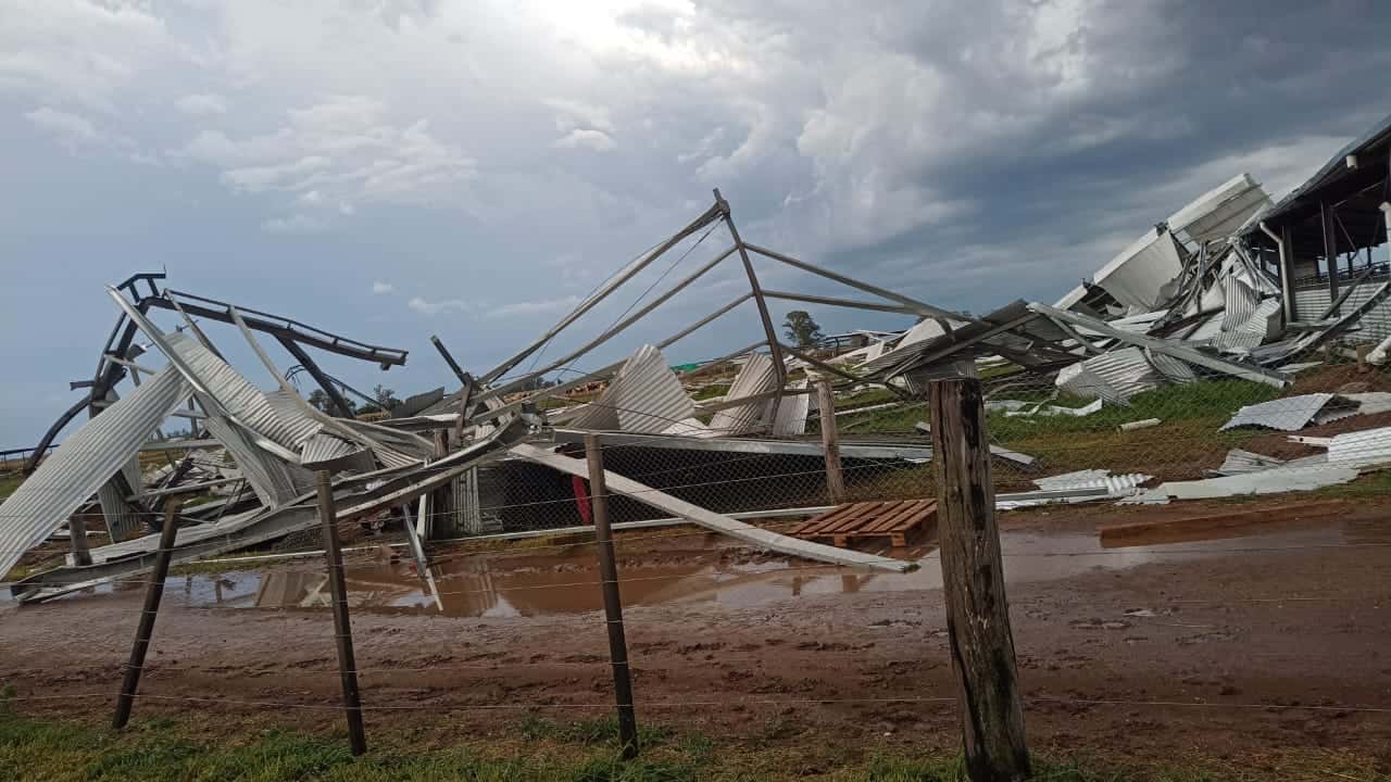 El tambo de la familia Rivoiro fue destruido tras el paso del temporal que azotó la región.