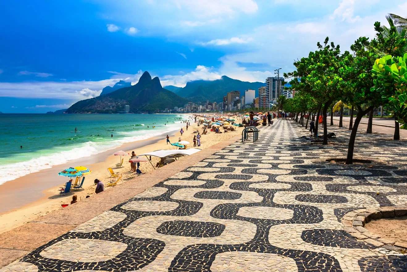 Río de Janeiro es una enorme ciudad costera de Brasil, famosa por sus playas de Copacabana e Ipanema, la estatua del Cristo Redentor de 38 m de alto sobre el cerro del Corcovado y el morro Pan de Azúcar.