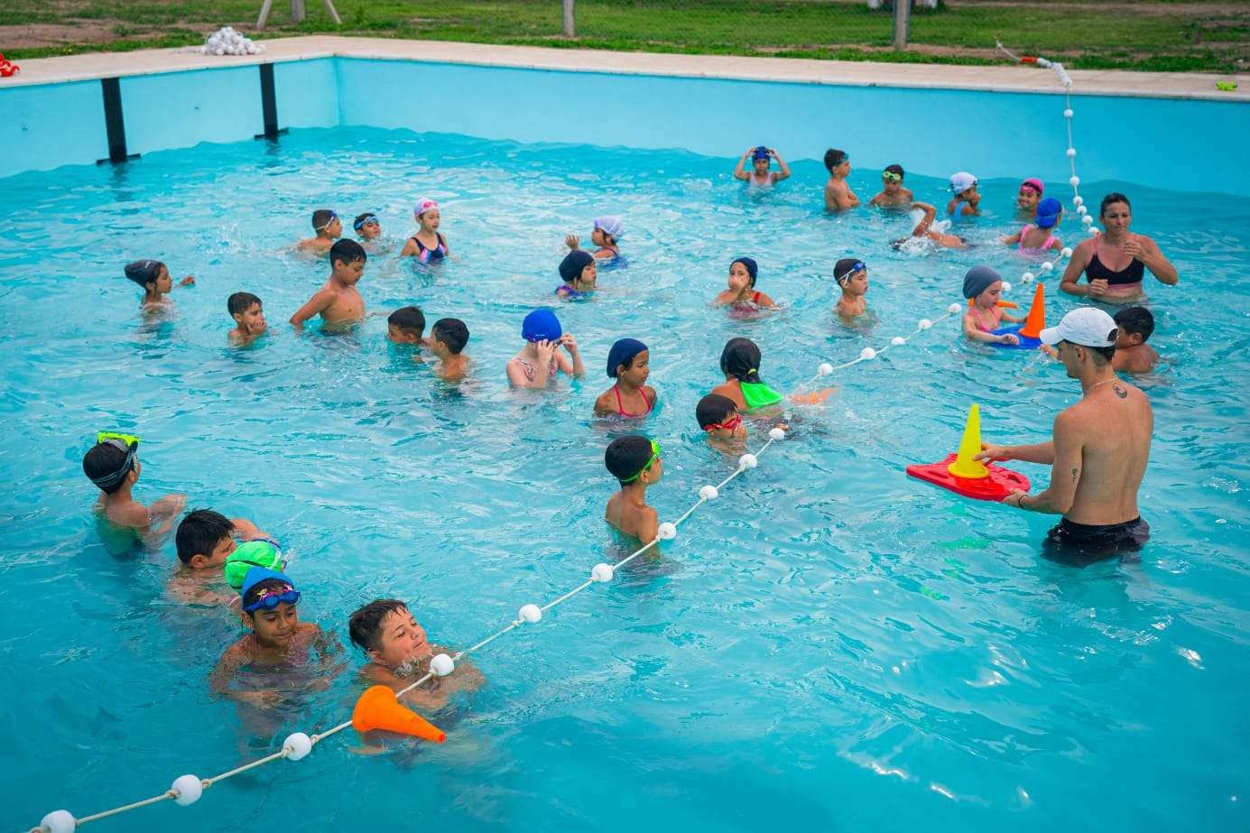 Más de 200 chicos disfrutan del nuevo natatorio municipal de Arroyito