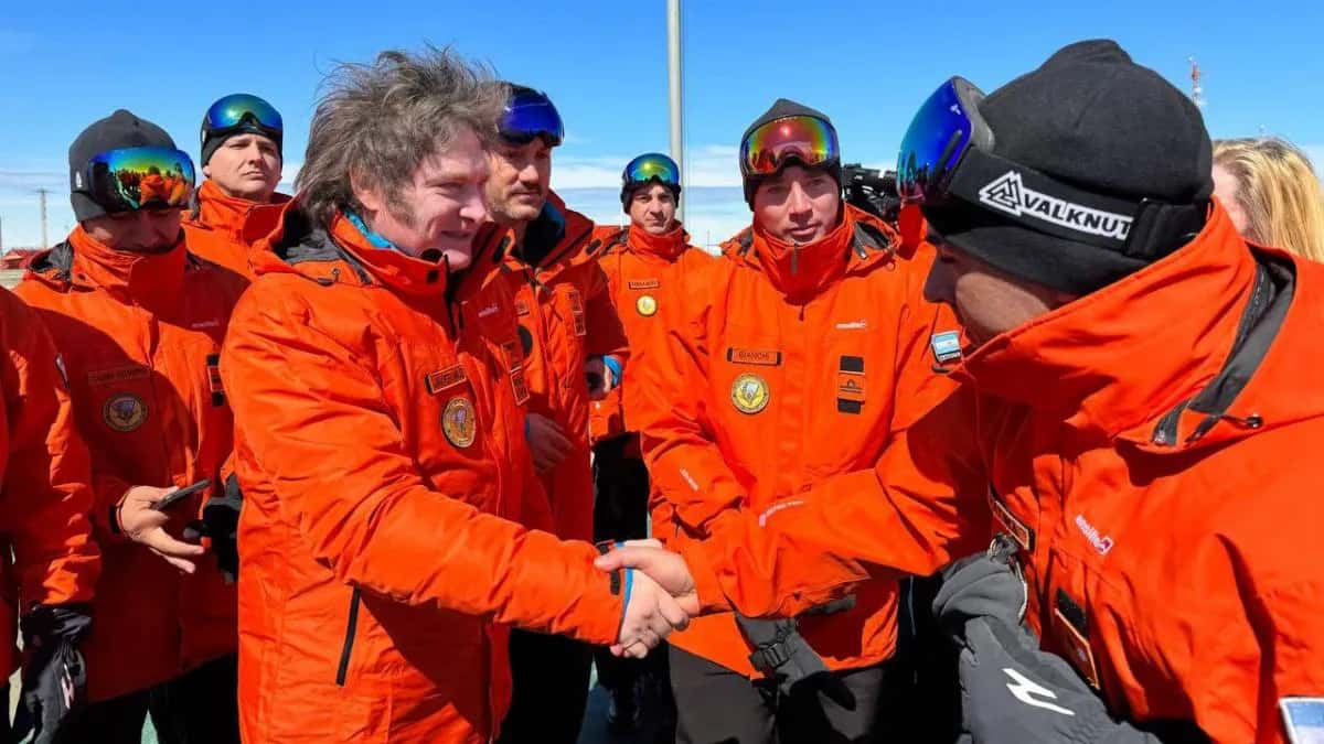 Milei visitó las bases Marambio y Esperanza en la Antártida y dio inicio al acuerdo con la OIEA
