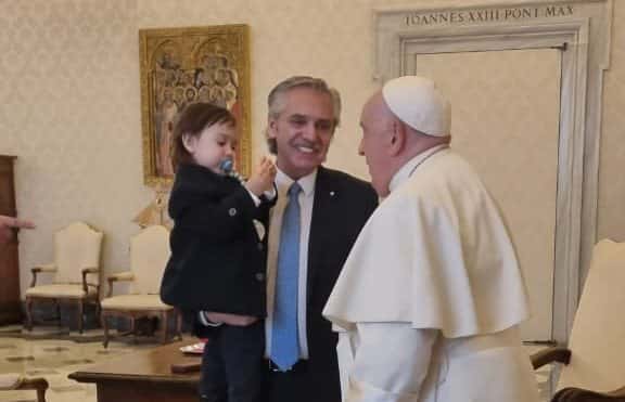 El papa Francisco recibió a Alberto Fernández y a su hijo en Roma