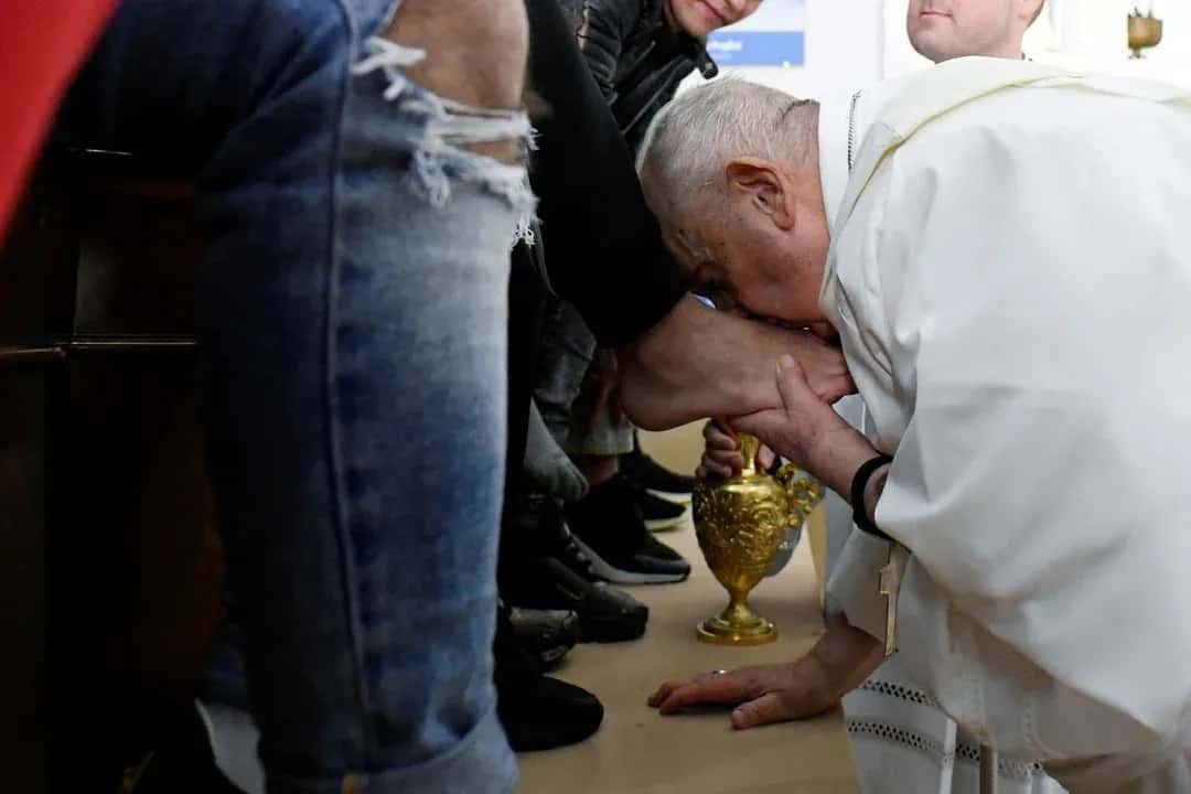 El papa Francisco lavó y besó los pies de 12 presidiarias en un ritual tradicional,