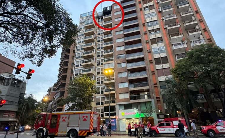 El incendio se desató en el piso 12 de un edificio de Nueva Córdoba.