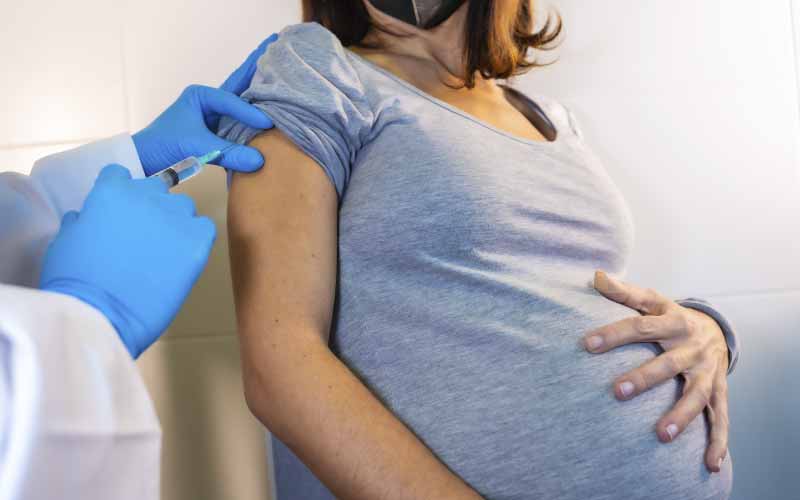 Se deben vacunar las embarazadas entre las semanas 32 y 36 de la gestación