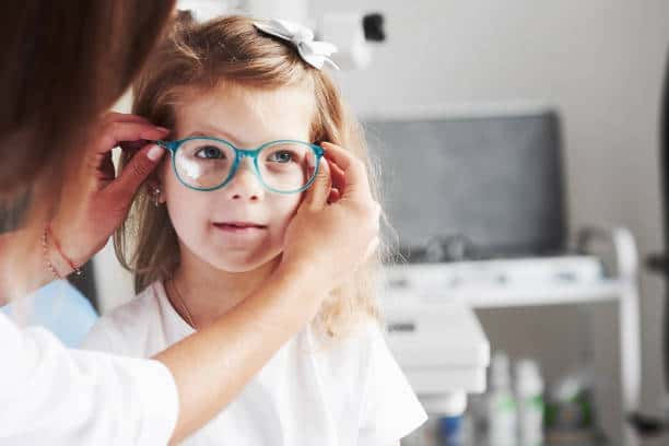 Es importante reconocer los sintomas en los niños cuando necesitan usar anteojos