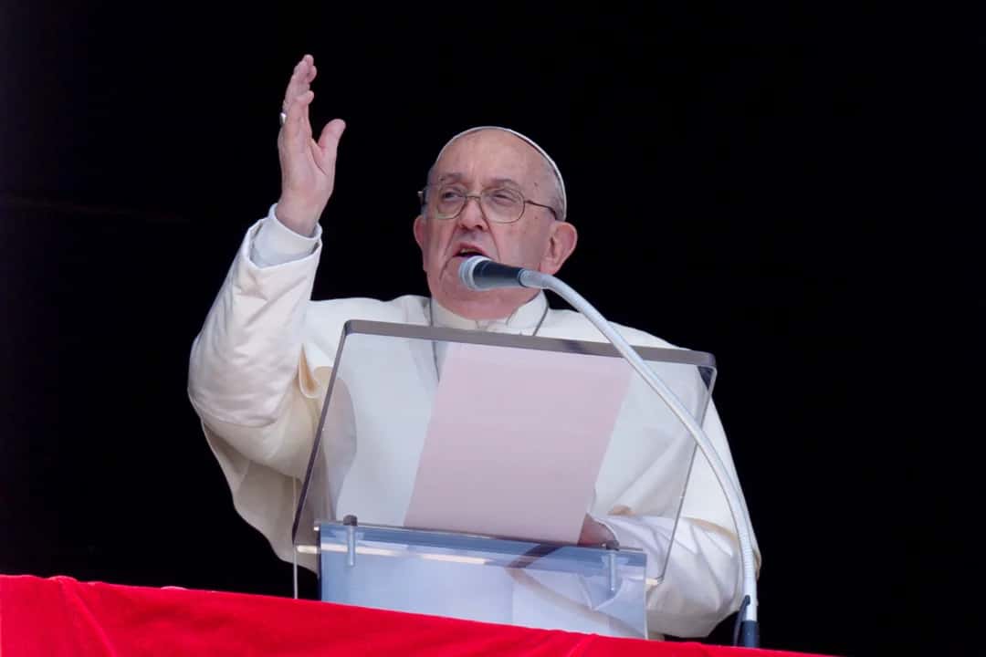 El papa Francisco dirigió la oración Regina Caeli desde su ventana en el Vaticano