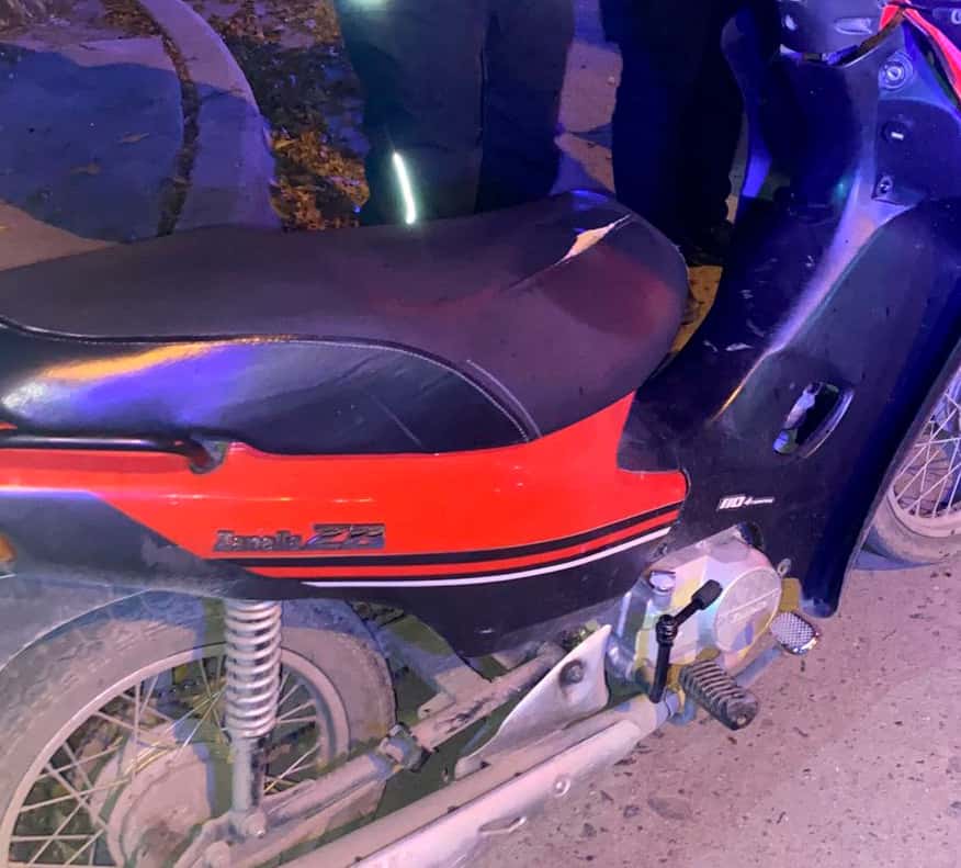 La motocicleta secuestrada en barrio Hospital.