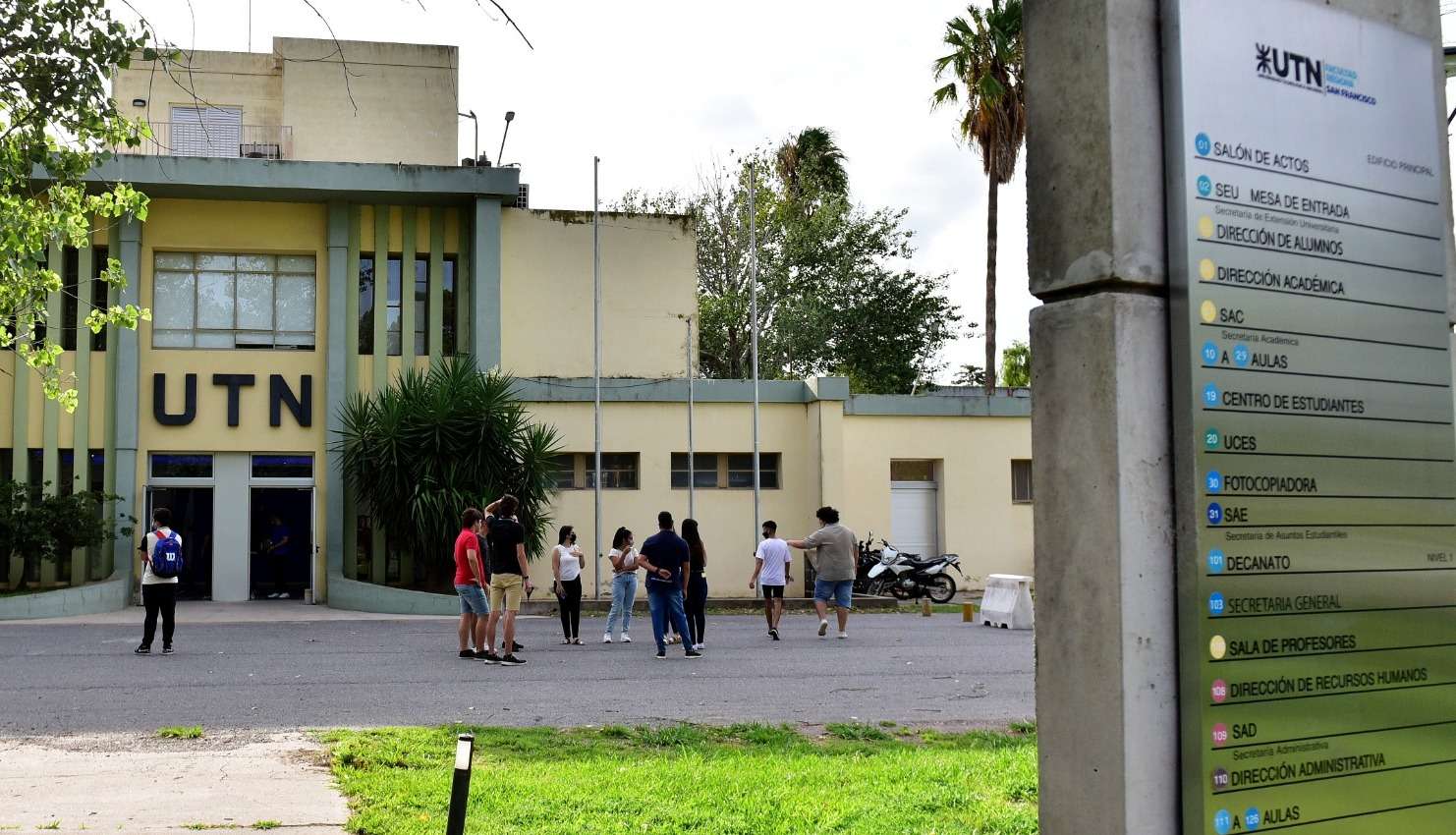 Estudiantes de la UTN reclaman por la baja de un servicio de colectivo