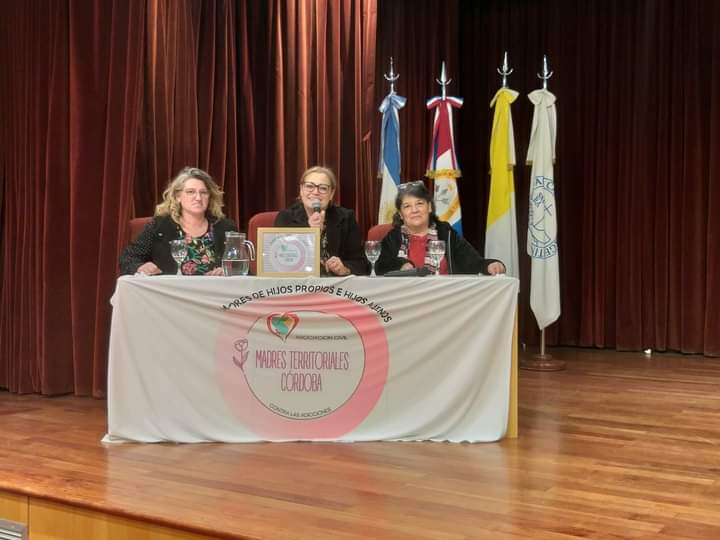 Andrea Carrasco junto a su equipo en el panel de Madres Territoriales