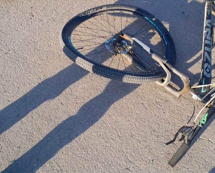 Un ciclista de 47 años tuvo que ser trasladado a una clínica local.