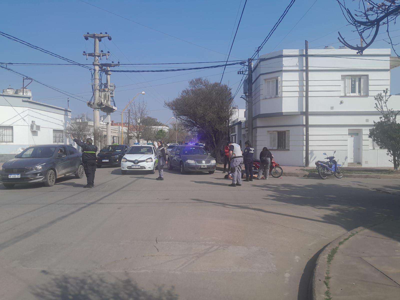 Un automóvil y una motocicleta chocaron en barrio Vélez Sarsfield