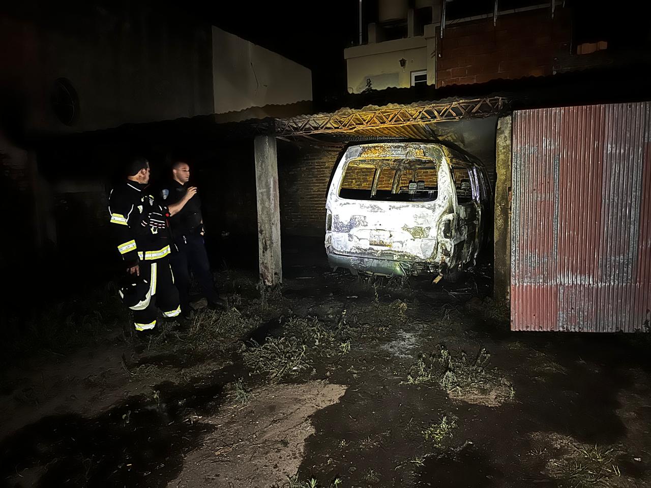 Se incendió una camioneta en una cochera de barrio Vélez Sarsfield