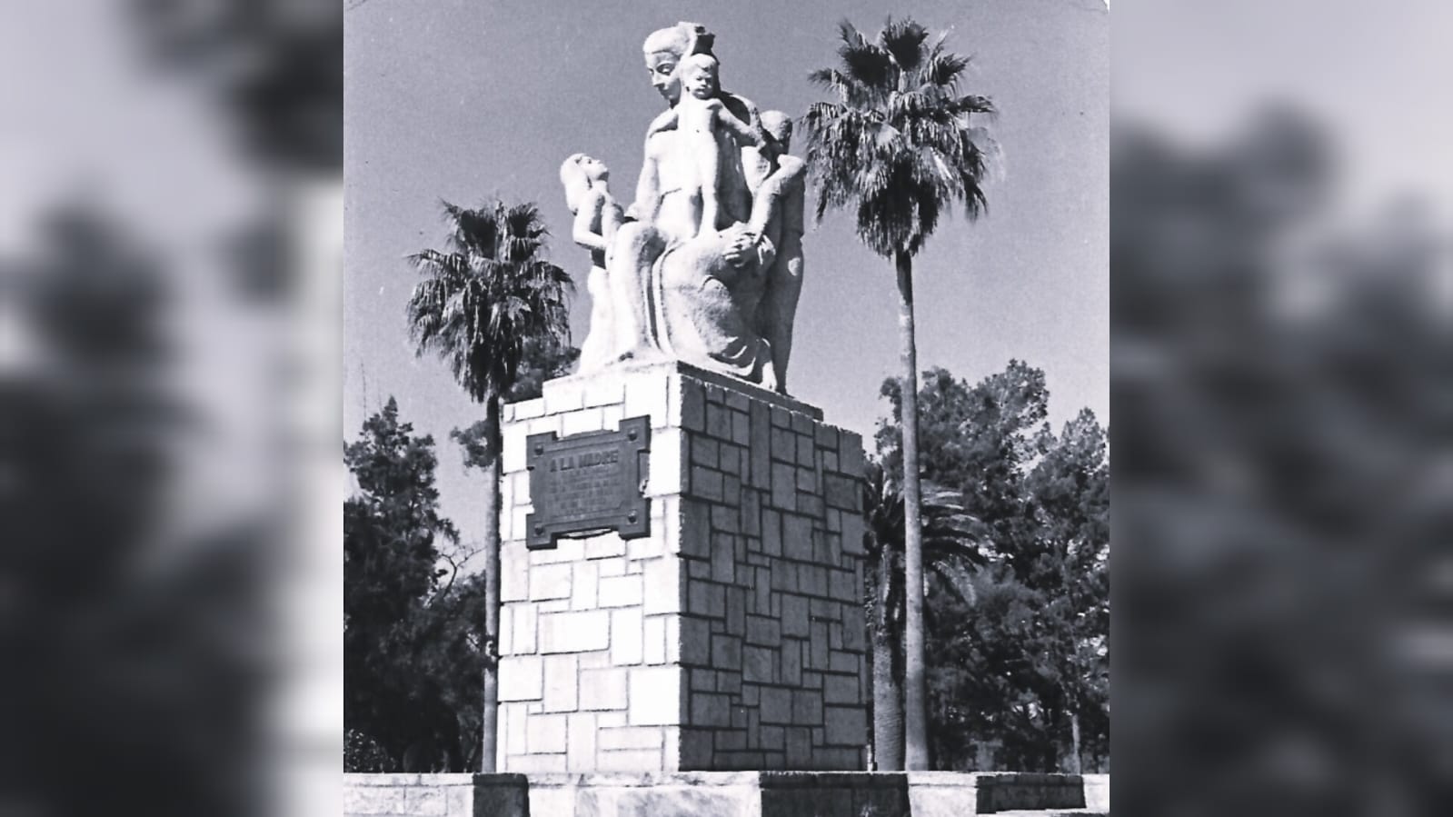 El monumento en el tiempo de su inauguración en la plaza Vélez Sarsfield (Foto Archivo Gráfico y Museo).