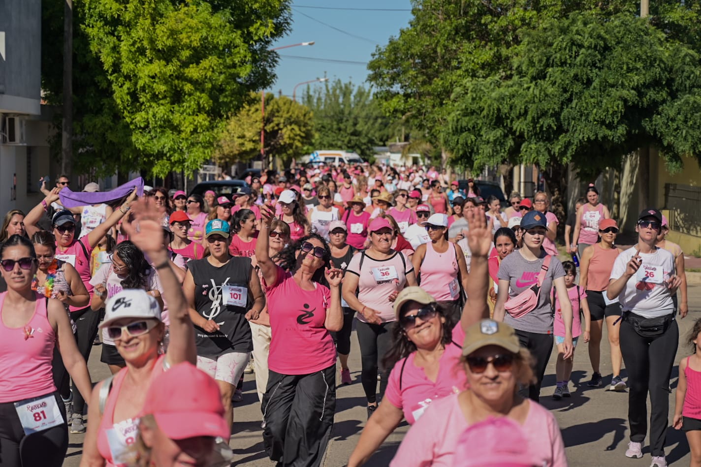 Más de 200 mujeres participaron de la Caminata Rosa, en la que estuvo presente el intendente Gustavo Benedetti